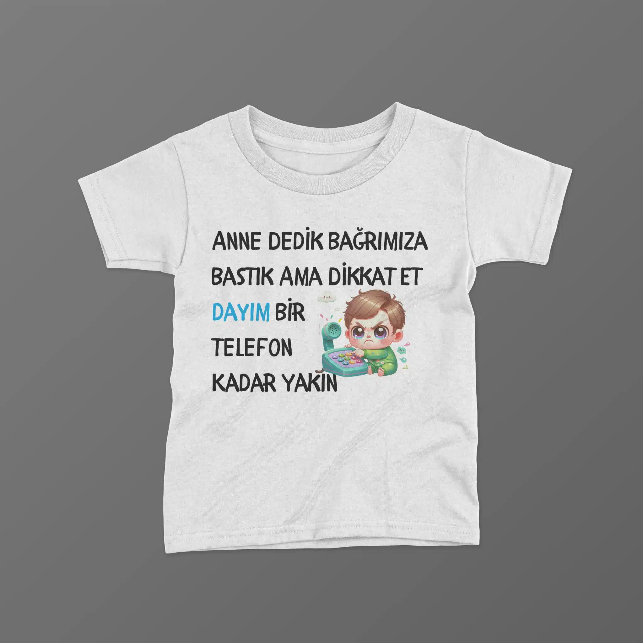 Anne-Dedik-Bagrimiza-Bastik-Ama-Dikakt-Et-Dayim-Bir-Telefon-Kadar-Yakin-Erkek-Baskili-Tisort-scaled-1-1.webp Anne Dedik Bağrımıza Bastık Ama Dikakt Et Dayım Bir Telefon Kadar Yakın Erkek Baskılı Tişört - Görsel 1