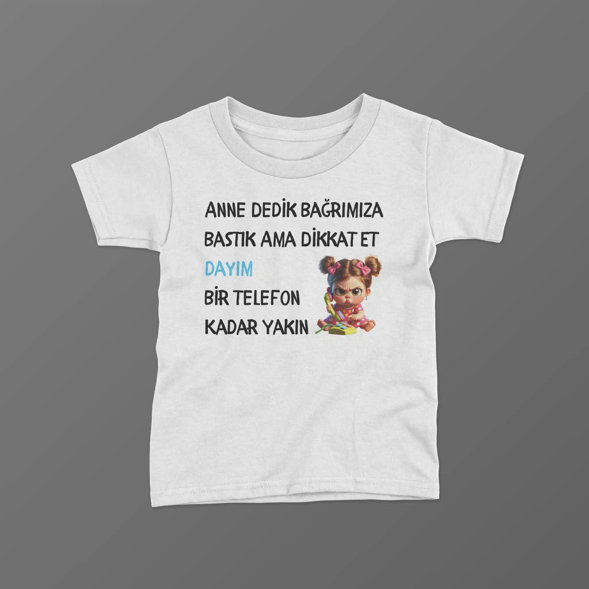 Anne-Dedik-Bagrimiza-Bastik-Ama-Dikakt-Et-Dayim-Bir-Telefon-Kadar-Yakin-Kiz-Baskili-Tisort-scaled-1-1.webp Anne Dedik Bağrımıza Bastık Ama Dikakt Et Dayım Bir Telefon Kadar Yakın Kız Baskılı Tişört - Görsel 1