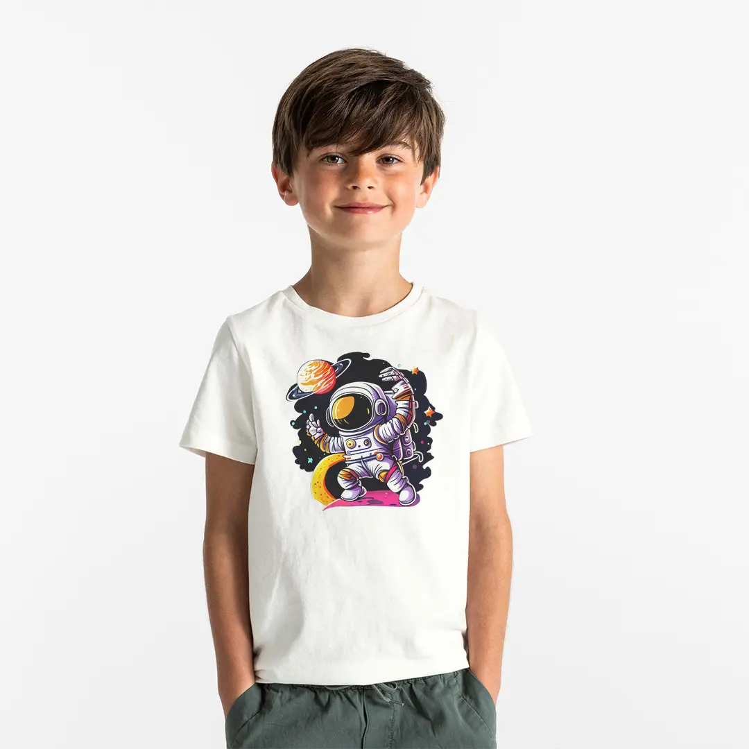 Astronot Erkek Çocuk Tişört – Renkli Uzay Gezegenli Spaceman Baskılı Beyaz T-Shirt Astronot Erkek Çocuk Tişört - Görsel 1