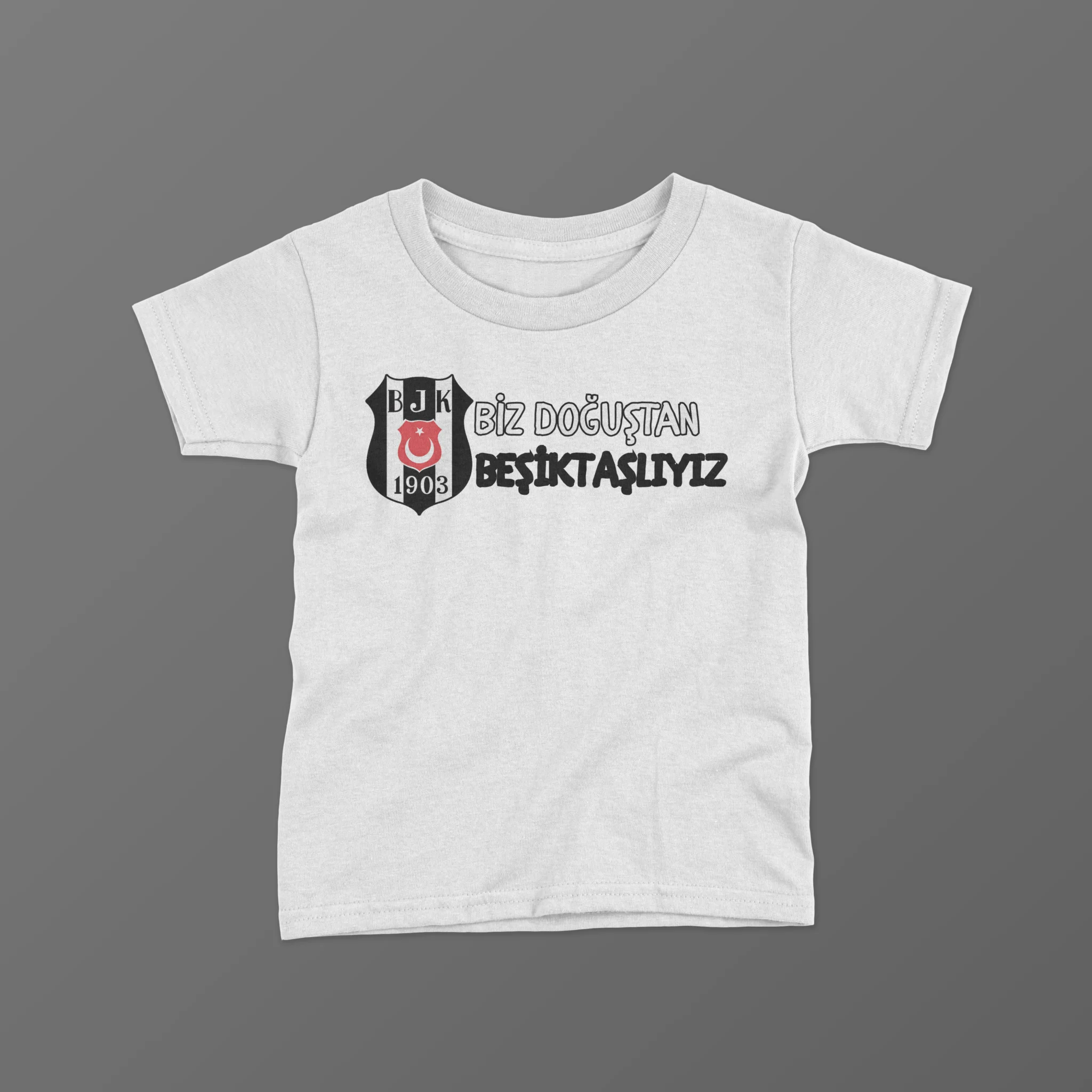 Biz-Dogustan-Besiktasliyiz-Baskili-Tisort-scaled-1-1.webp Biz Doğuştan Beşiktaşlıyız Baskılı Tişört - Görsel 1