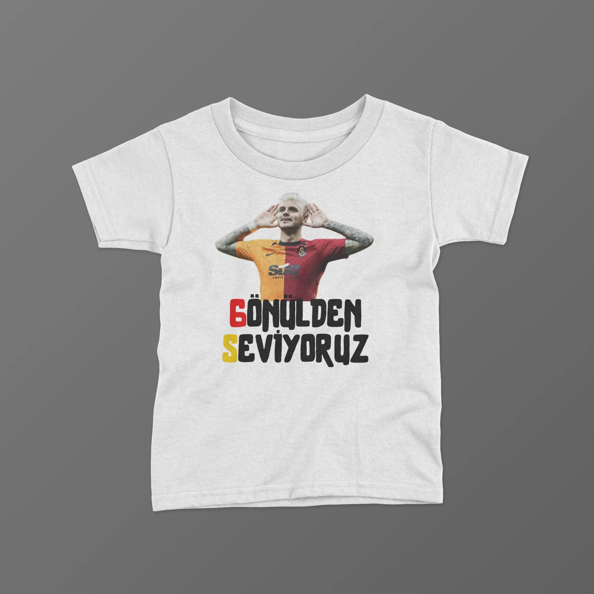 Gonulden-Seviyoruz-Baskili-Tisort-scaled-1-1.webp Gönülden Seviyoruz Baskılı Tişört - Görsel 1