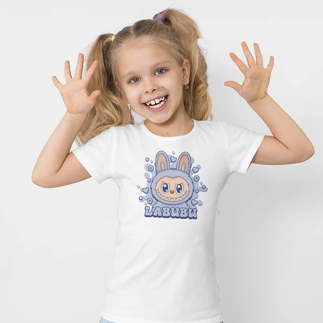 Labubu Mavi Baskılı Kız Çocuk Tişörtü – Pastel Mavi Labubu Tavşan Yüz Desenli Çocuk T-Shirt Labubu Mavi Baskılı Kız Çocuk Tişörtü - Görsel 1