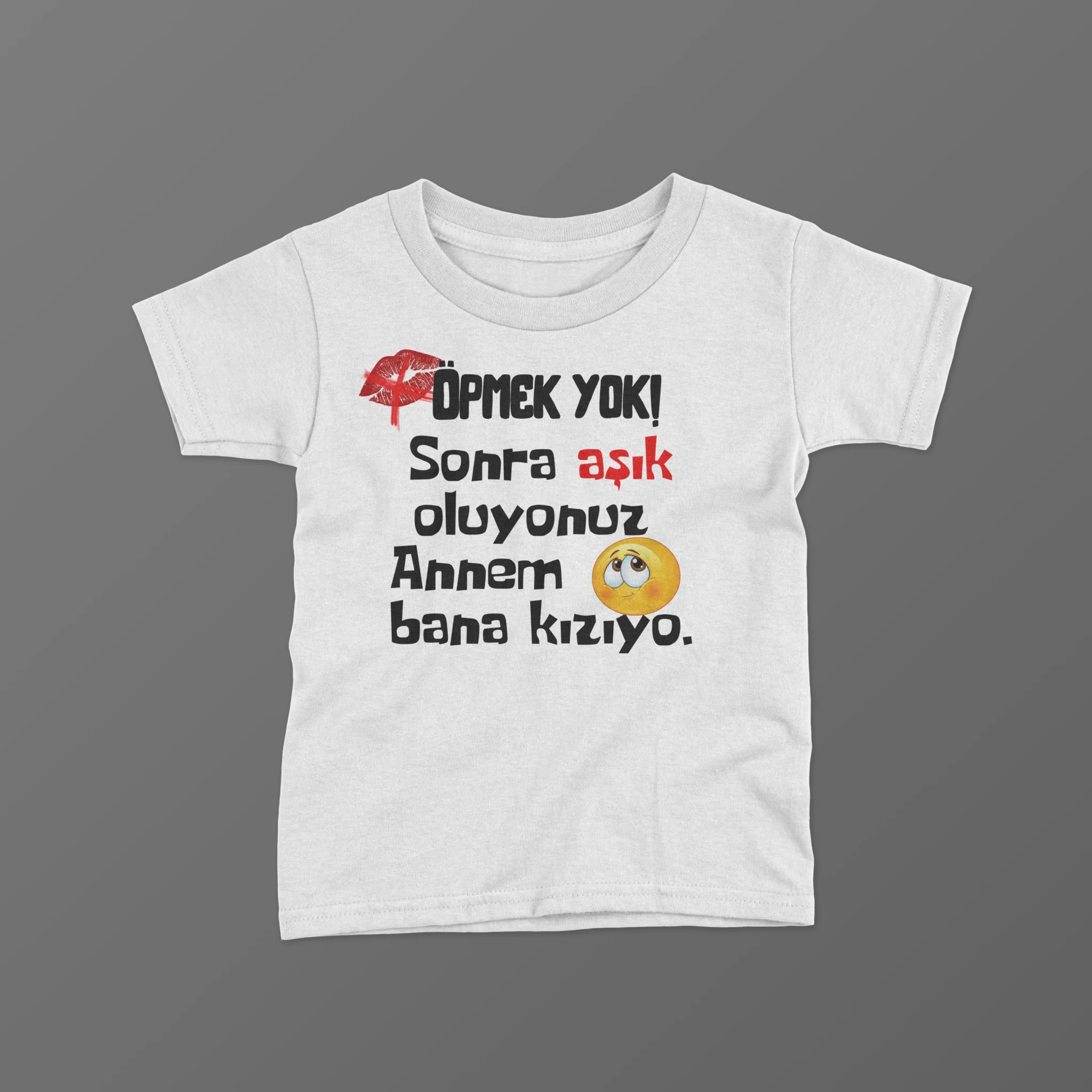 Opmek-Yok-Sonra-Asik-Oluyonuz-Annem-Bana-Kiziyo-Baskili-Tisort-scaled-1-1.webp Öpmek Yok Sonra Aşık Oluyonuz Annem Bana Kızıyo Baskılı Tişört - Görsel 1