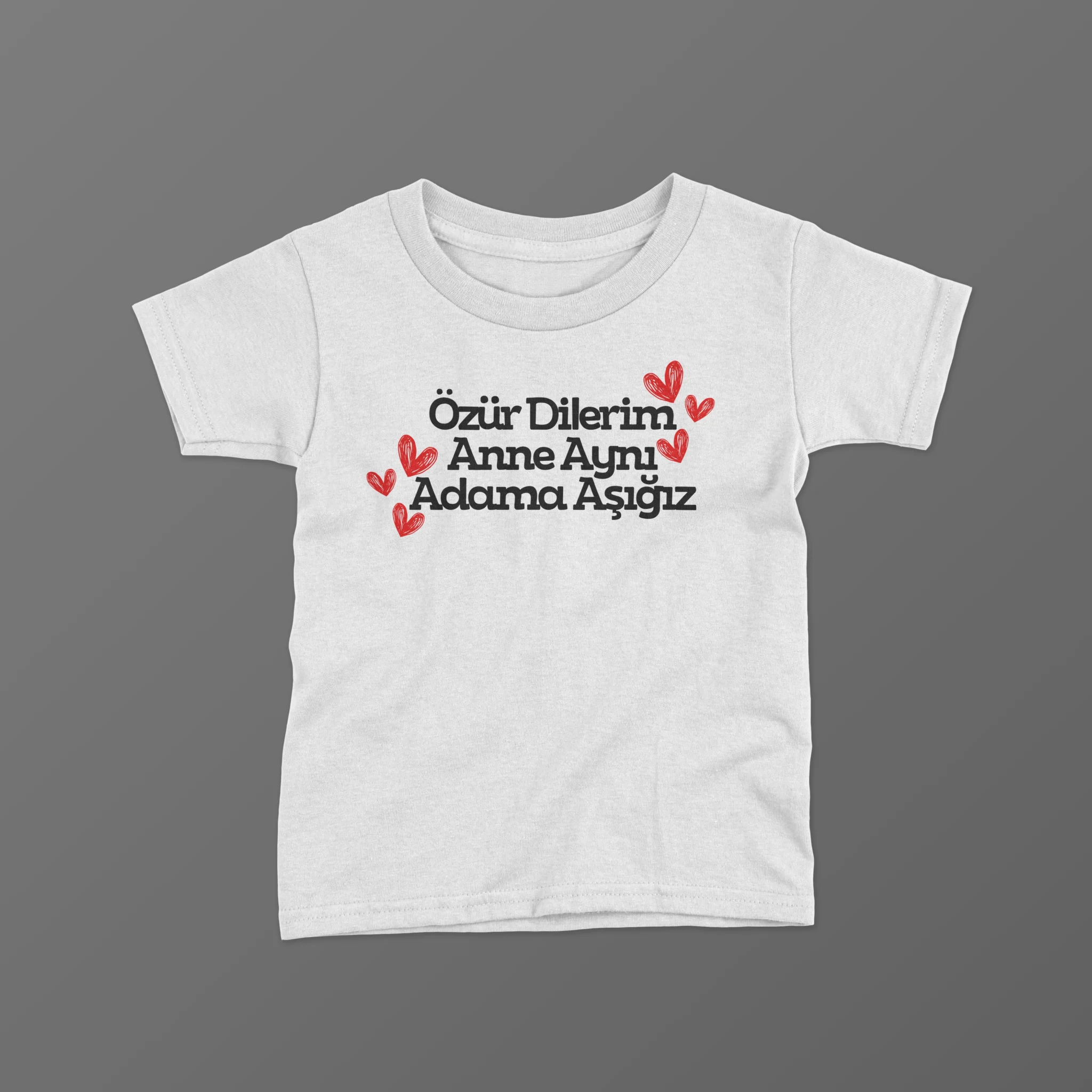 Ozur-Dilerim-Anne-Ayni-Adama-Asigiz-Baskili-Tisort-scaled-1-1.webp Özür Dilerim Anne Aynı Adama Aşığız Baskılı Tişört - Görsel 1