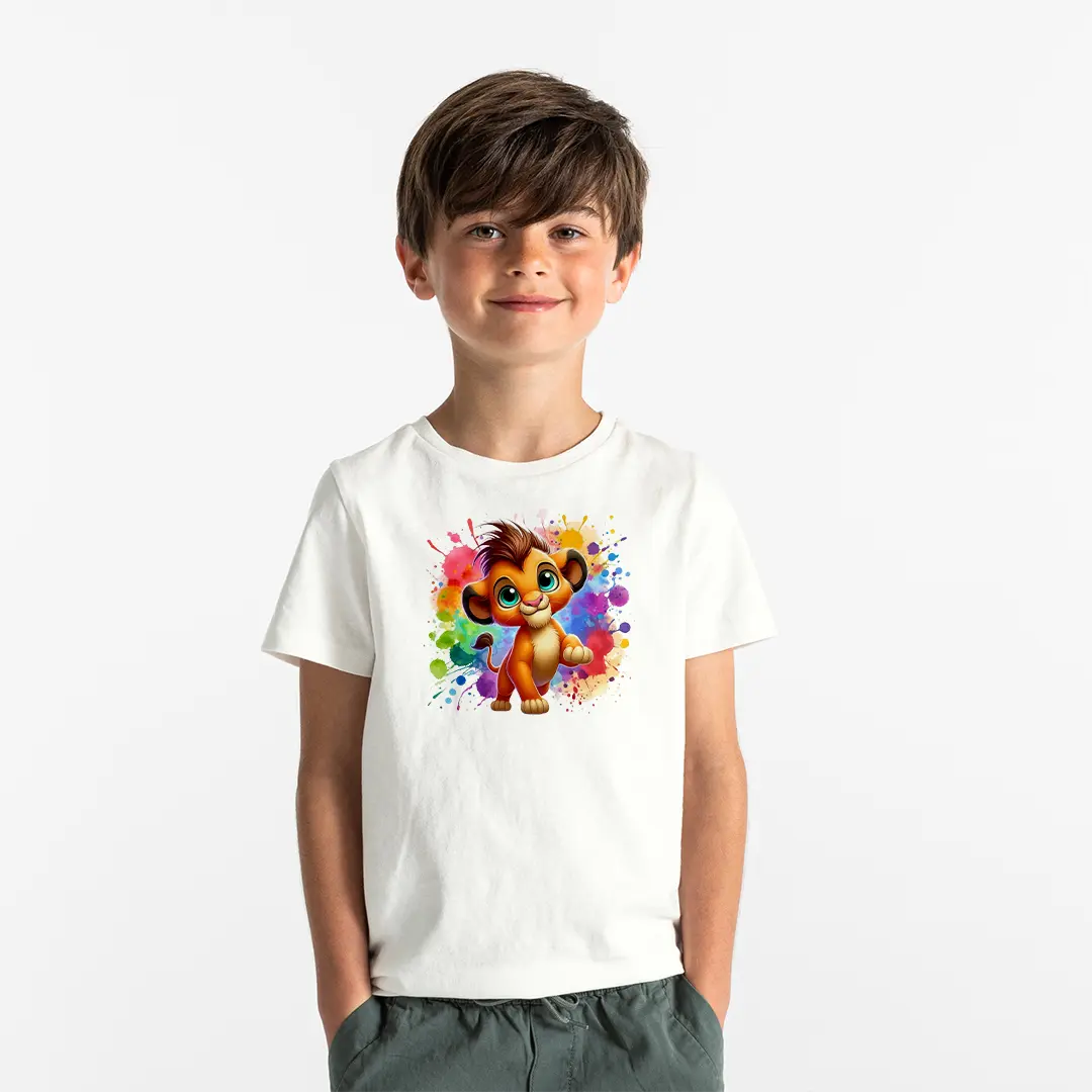 Simba Suluboya Baskılı Çocuk Tişörtü – Lion King Sevimli Aslan Yavrusu Renkli Desenli Erkek Çocuk T-Shirt Simba Suluboya Baskılı Çocuk Tişörtü - Görsel 1