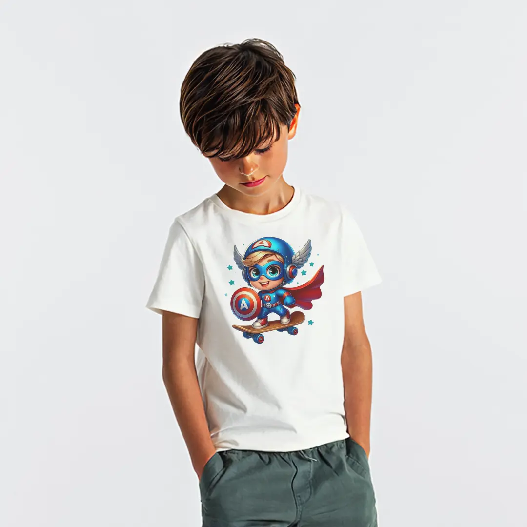 Süper Kahraman Erkek Çocuk Tişört – Kaykaylı Kaptan Amerika Figürlü Chibi Baskılı Beyaz T-Shirt Süper Kahraman Erkek Çocuk Tişört - Görsel 1