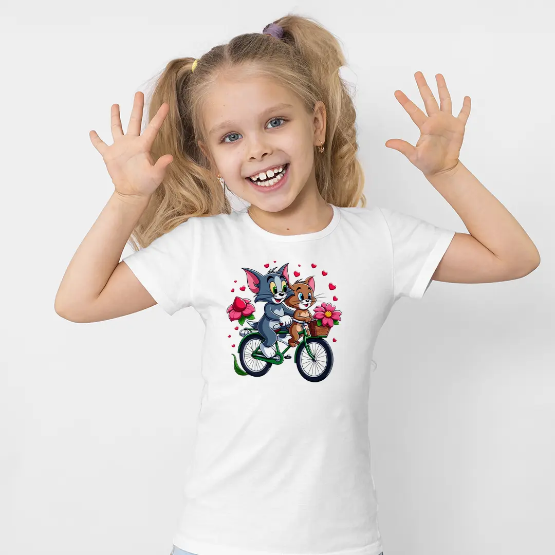 Tom ve Jerry Bisiklet Baskılı Kız Çocuk Tişörtü – Çiçekli Romantik Karikatür Desenli Çocuk T-Shirt Tom ve Jerry Bisiklet Baskılı Kız Çocuk Tişörtü - Görsel 1
