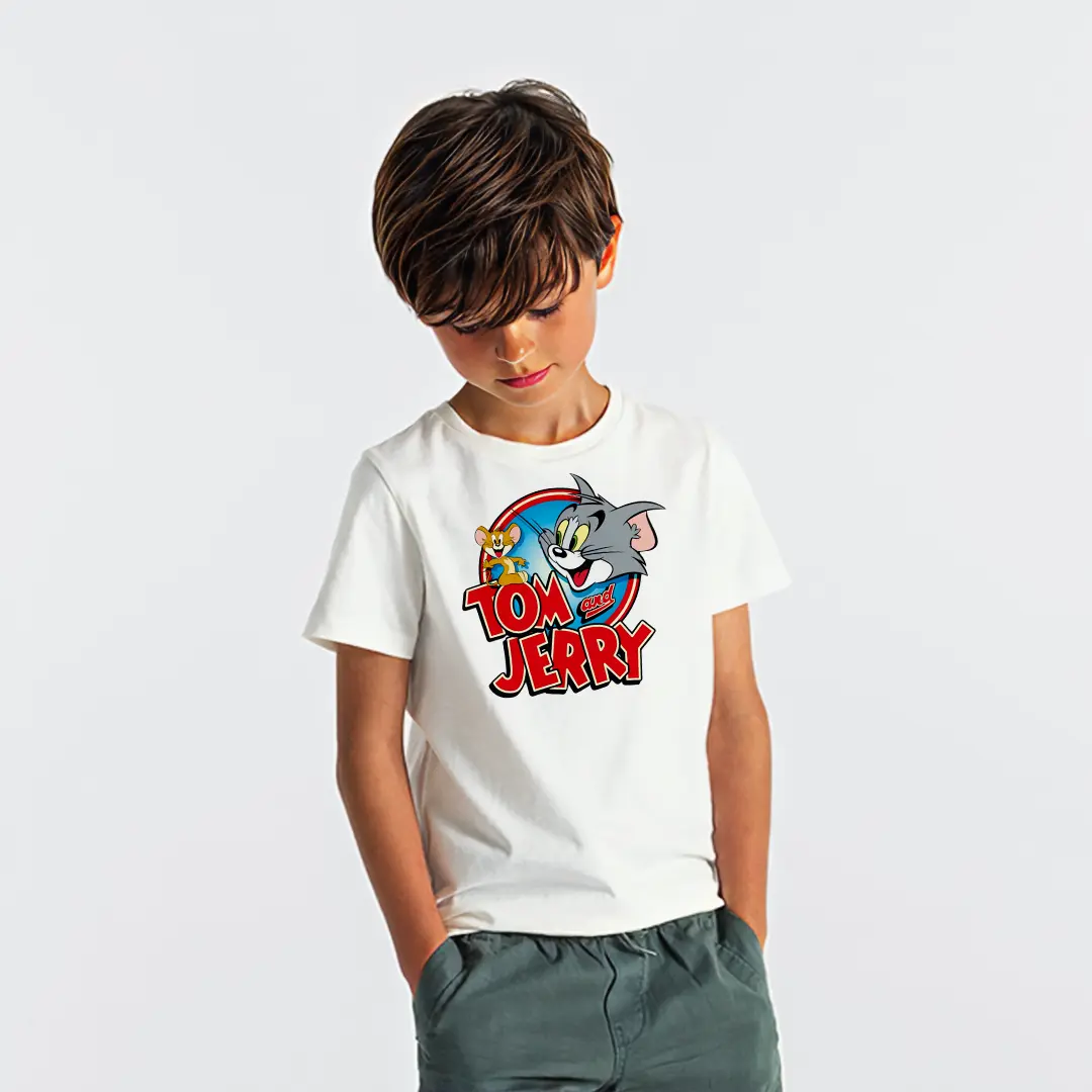 Tom ve Jerry Logo Baskılı Çocuk Tişörtü – Klasik Karikatür Rozet Desenli Erkek Çocuk T-Shirt Tom ve Jerry Logo Baskılı Çocuk Tişörtü - Görsel 1