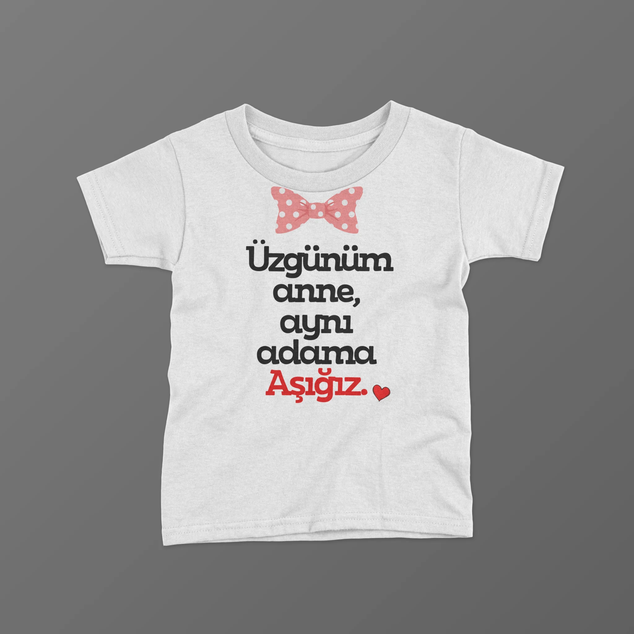 Uzgunum-Anne-Ayni-Adama-Asigiz-Baskili-Tisort-scaled-1-1.webp Üzgünüm Anne Aynı Adama Aşığız Baskılı Tişört - Görsel 1