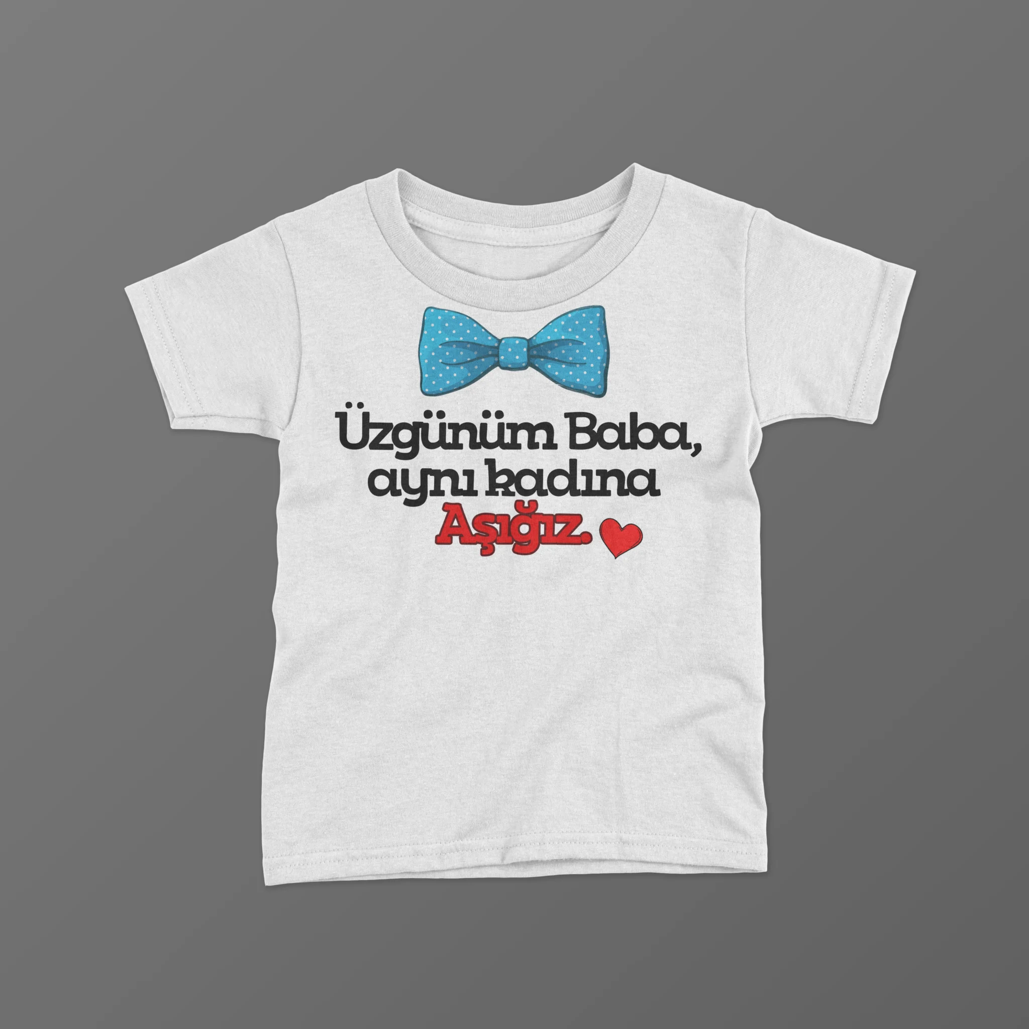 Uzgunum-Baba-Ayni-Kadina-Asigiz-Baskili-Tisort-scaled-1-1.webp Üzgünüm Baba Aynı Kadına Aşığız Baskılı Tişört - Görsel 1