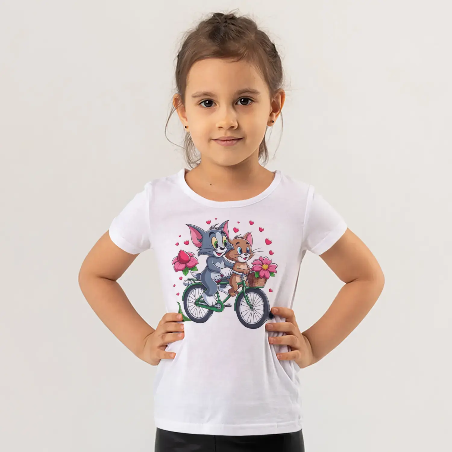 Bisikletli Gri Kedi ve Küçük Fare Çiçekli Kalp Baskılı Kız Çocuk Tişörtü