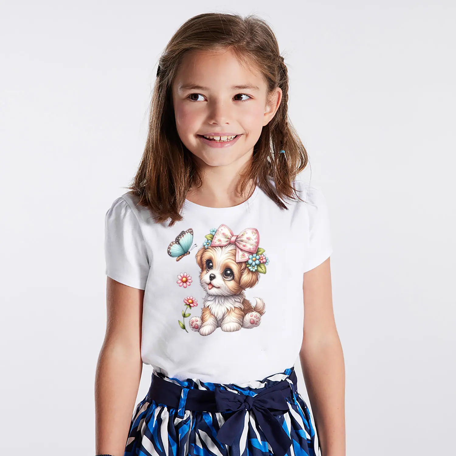 Çiçekli Fiyonklu Sevimli Yavru Köpek ve Kelebek Figürlü Baskılı Kız Çocuk Tişörtü