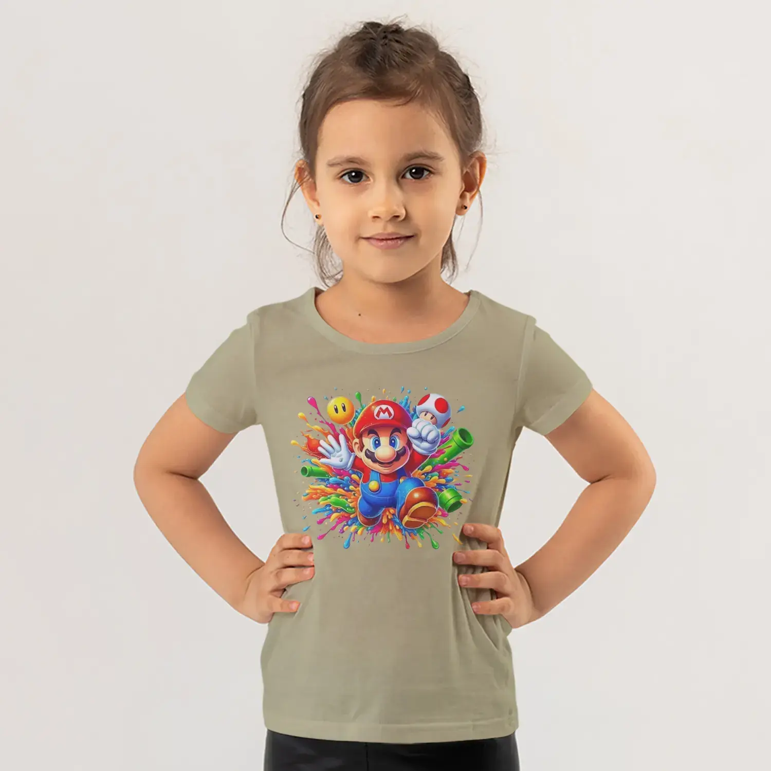 Renkli Boya Sıçramalı Kırmızı Şapkalı Tulum Giyen Sevinçli Adam Baskılı Kız Çocuk Tişörtü