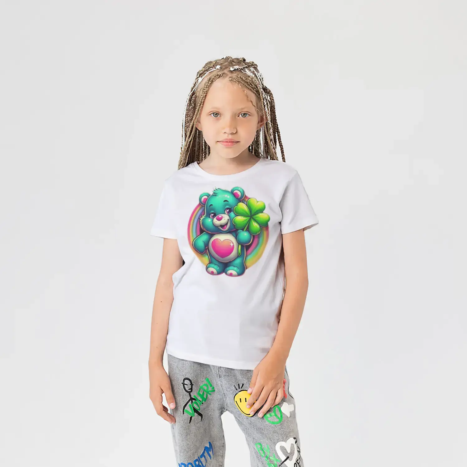 Yeşil Yonca Tutan Kalp Sembollü Sevimli Ayıcık Baskılı Kız Çocuk Tişörtü