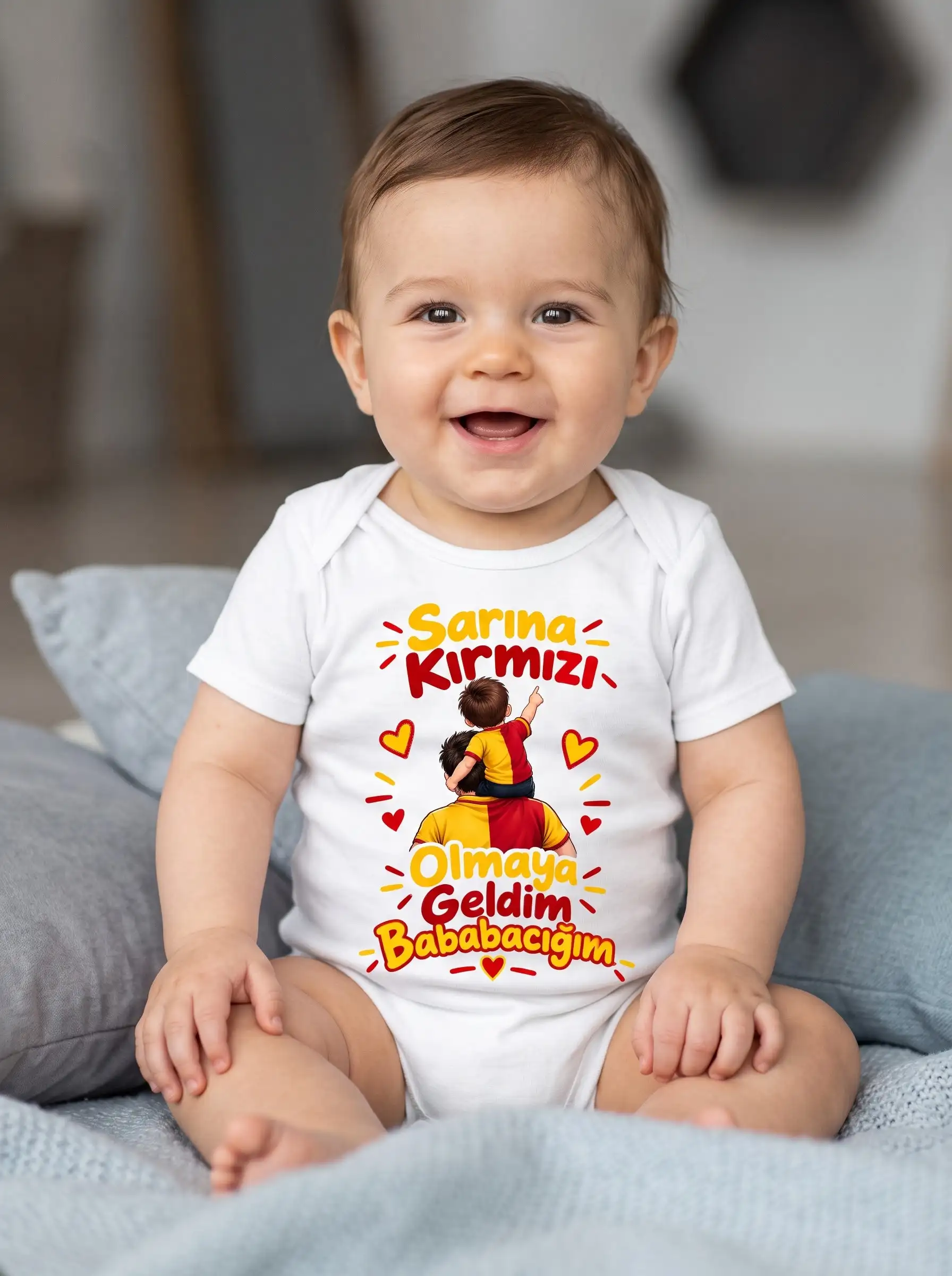 Sarıya Kırmızıya Olmaya Geldim Babacığım Yazılı, Babasının Omzundaki Çocuk Çizimli Baskılı Zıbın